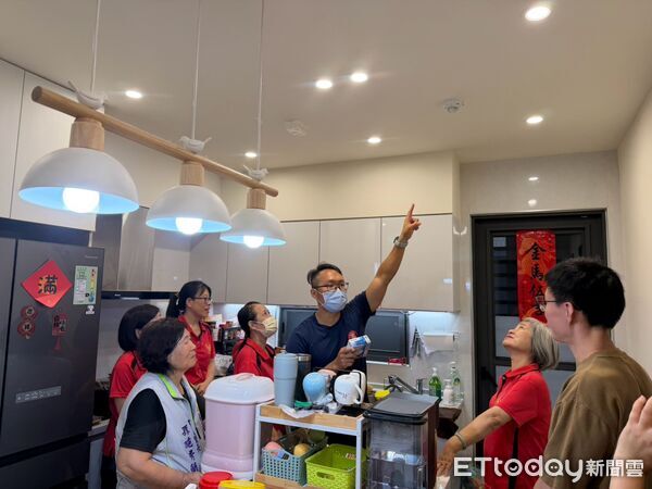 ▲台南市消防局麻豆消防分隊攜手麻豆防火宣導隊，走進轄內社區進行居家防火安全診斷。（記者林東良翻攝，下同）