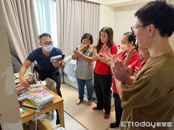 ▲台南市消防局麻豆消防分隊攜手麻豆防火宣導隊，走進轄內社區進行居家防火安全診斷。（記者林東良翻攝，下同）