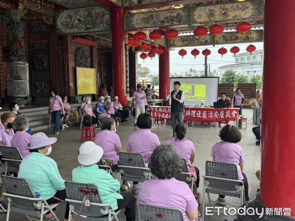 ▲東港警分局宣導團隊前往南州鄉在地信仰中心「溪洲代天府」舉辦反詐等宣導。（圖／記者陳崑福翻攝）