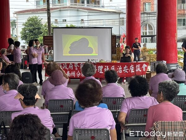 ▲東港警分局宣導團隊前往南州鄉在地信仰中心「溪洲代天府」舉辦反詐等宣導。（圖／記者陳崑福翻攝）