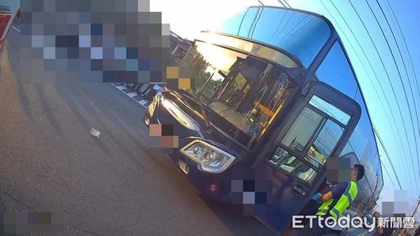 ▲嘉義一所高中的校車駕駛行駛途中身體不適發生擦撞，所幸車上學生均無受傷。（圖／記者翁伊森翻攝）