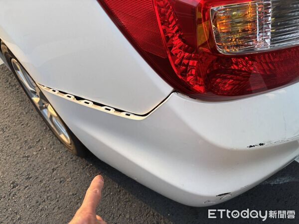 ▲嘉義一所高中的校車駕駛行駛途中身體不適發生擦撞，所幸車上學生均無受傷。（圖／記者翁伊森翻攝）
