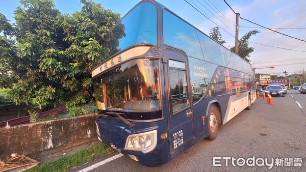 ▲嘉義一所高中的校車駕駛行駛途中身體不適發生擦撞，所幸車上學生均無受傷。（圖／記者翁伊森翻攝）