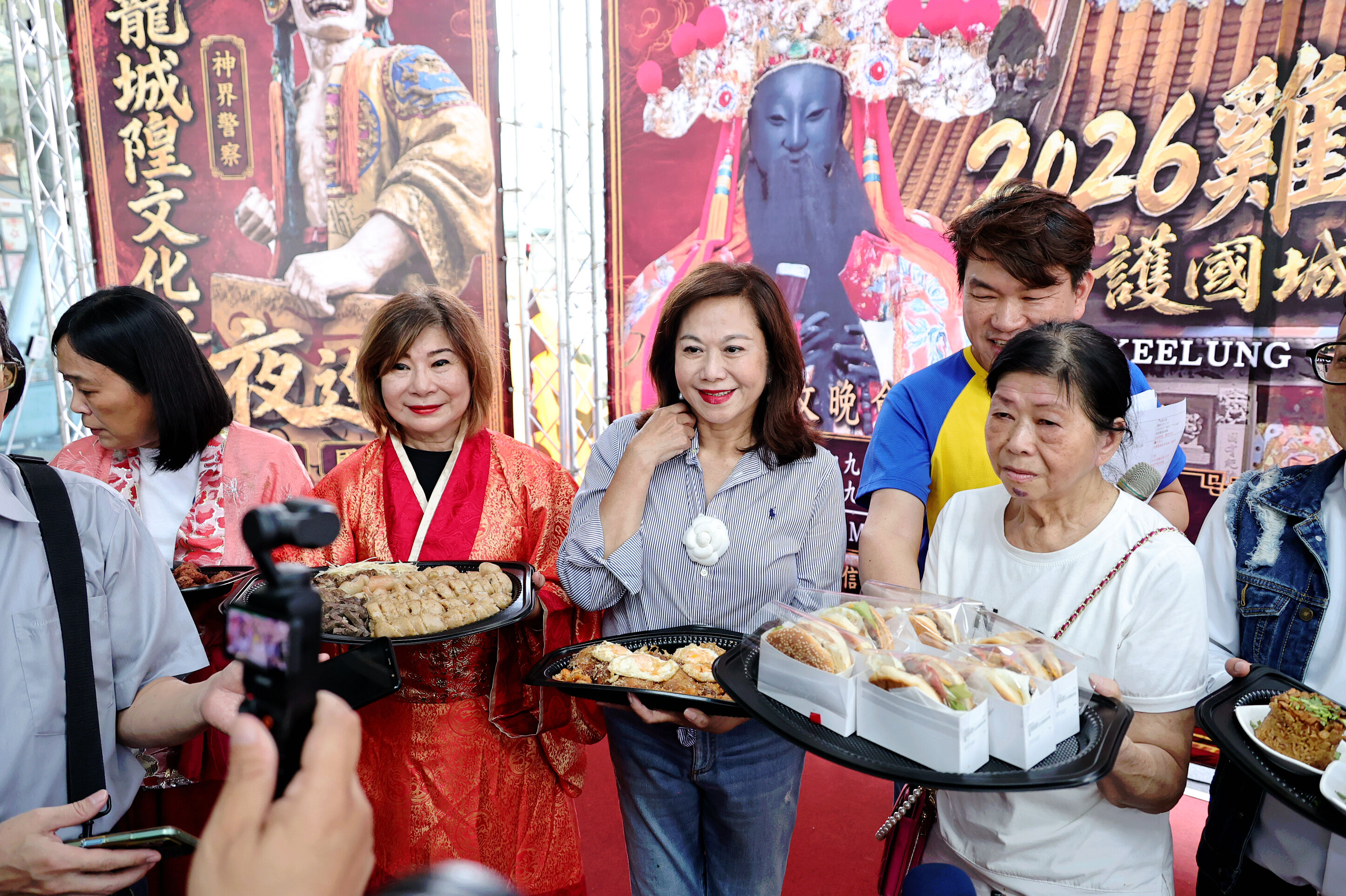 雞籠城隍文化祭開鑼！鹹光餅變台灣漢堡 邱佩琳：吃進平安祝福