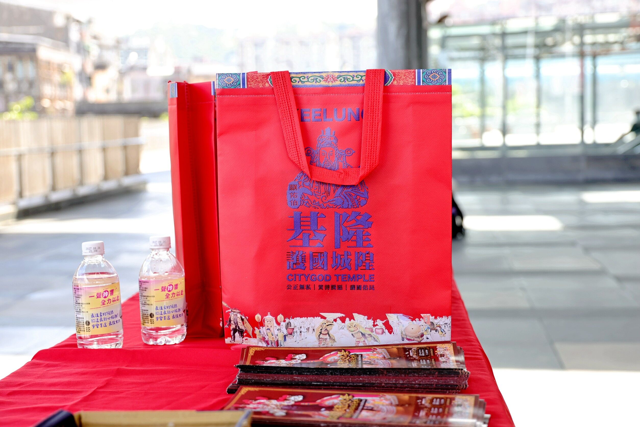 ▲雞籠城隍文化祭開鑼！鹹光餅變台灣漢堡。（圖／記者郭世賢翻攝）
