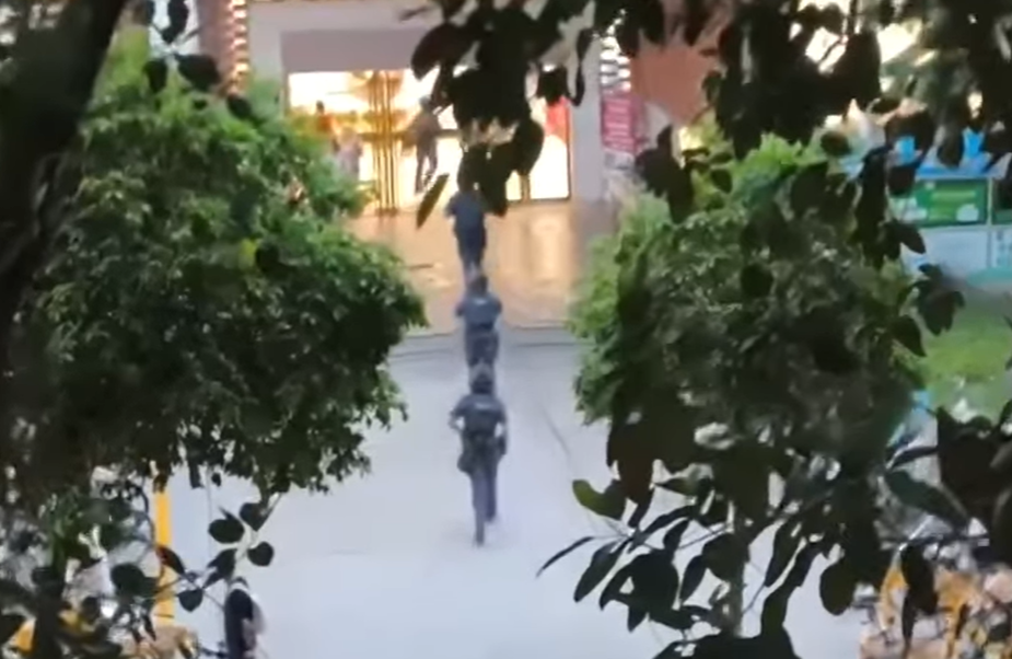▲▼廣州大學城GOGO新天地有人隨機攻擊，婦人臉部插著刀。（圖／南洋商報提供）