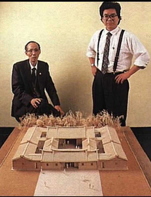 當初凌霄寶殿由國寶級建築師李重耀設計，而這次火警後則由同為建築師的兒子李學忠接幫修復。圖為父子倆當初一同修復還原林安泰古厝的合影。（圖／李學忠提供）