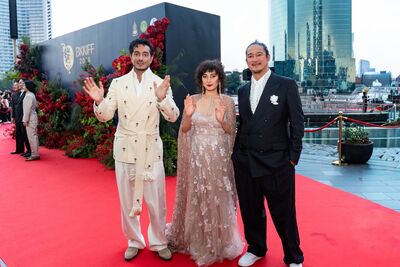 何超儀「透視花仙子」美翻曼谷紅毯！合體老公陳子聰　泰國公主親自授勳章