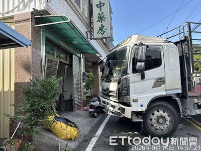 駕駛熄火忘拉手煞車!大貨車滑行 一路撞住家、攤販及機車