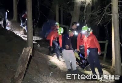 桃山步道驚險意外!女山友滑落50公尺邊坡 17人繩索接力救出