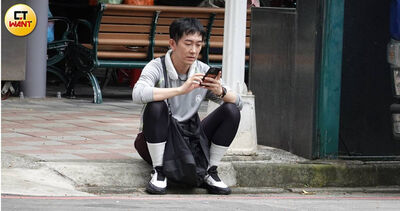 準爸爸施名帥拍戲先「實習帶娃」!抱小男孩跑到吃力 休息狂逗大霈笑翻