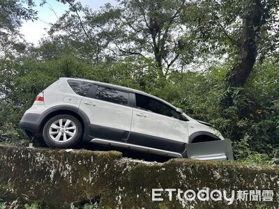 合歡山公路轎車過彎逆撞衝出護欄！差點墜谷...一家四口驚魂