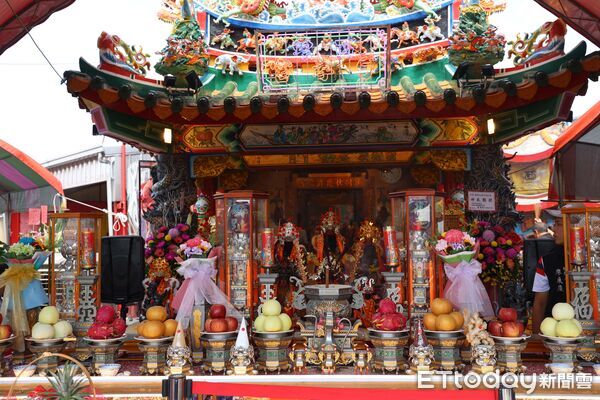 ▲建廟50週年，弓孝宮安排超過百場布袋戲、歌仔戲酬神祝壽，鑼鼓聲伴隨戲台演出。（圖／記者游瓊華翻攝）