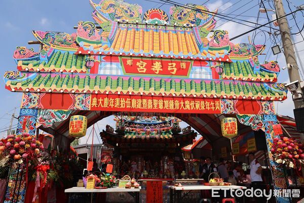 ▲建廟50週年，弓孝宮安排超過百場布袋戲、歌仔戲酬神祝壽，鑼鼓聲伴隨戲台演出。（圖／記者游瓊華翻攝）