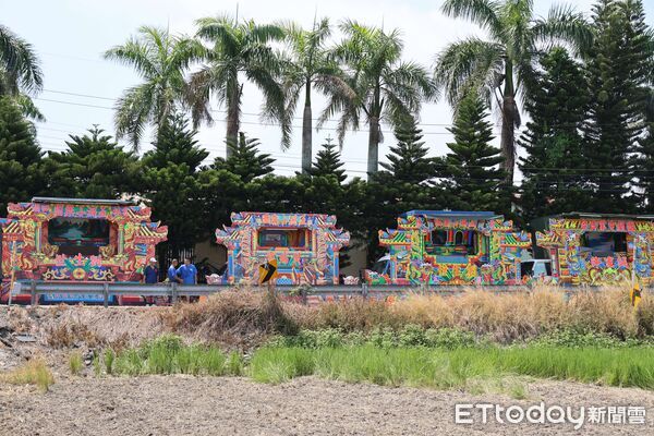 ▲建廟50週年，弓孝宮安排超過百場布袋戲、歌仔戲酬神祝壽，鑼鼓聲伴隨戲台演出。（圖／記者游瓊華翻攝）