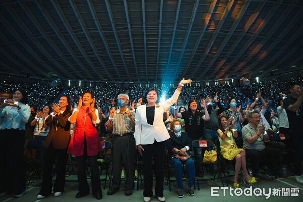 雲林民歌音樂會擠爆體育館！潘越雲、萬芳7組唱將接力唱回青春