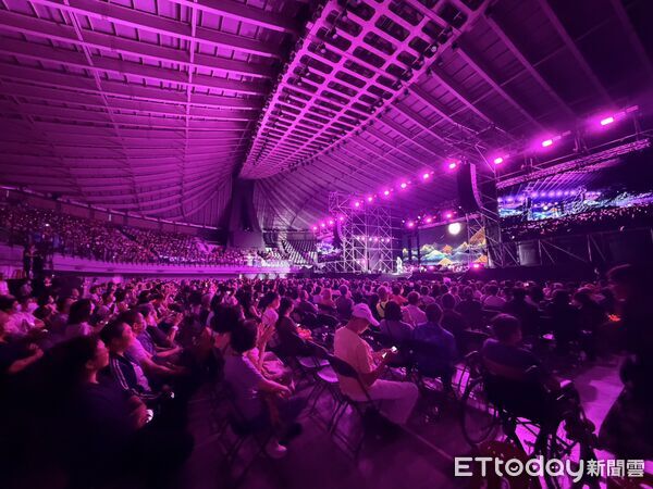 ▲雲林「2026民歌音樂會」吸引超過4000人進場，體育館座無虛席，潘越雲、萬芳等7組歌手輪番演出，台下觀眾跟著熟悉旋律歡唱。（圖／記者游瓊華翻攝）