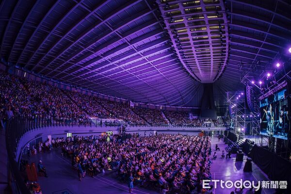 ▲雲林「2026民歌音樂會」吸引超過4000人進場，體育館座無虛席，潘越雲、萬芳等7組歌手輪番演出，台下觀眾跟著熟悉旋律歡唱。（圖／記者游瓊華翻攝）