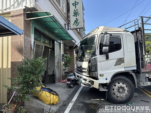 ▲▼台中石岡一輛大貨車疑似忘了拉手煞車，停好後竟自己滑上道路。（圖／記者李陳信得翻攝）