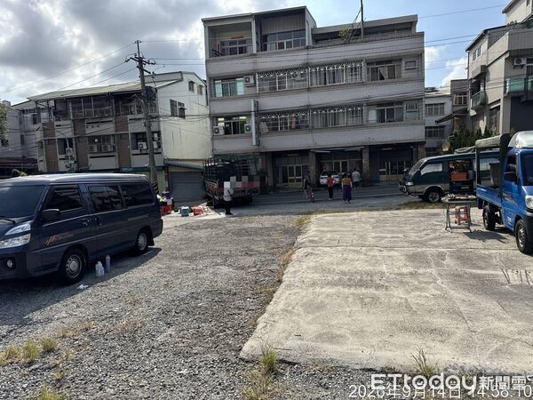▲▼台中石岡一輛大貨車疑似忘了拉手煞車，停好後竟自己滑上道路。（圖／記者李陳信得翻攝）