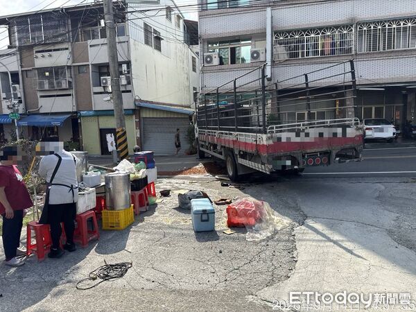 ▲▼台中石岡一輛大貨車疑似忘了拉手煞車，停好後竟自己滑上道路。（圖／記者李陳信得翻攝）