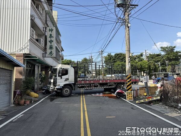 ▲▼台中石岡一輛大貨車疑似忘了拉手煞車，停好後竟自己滑上道路。（圖／記者李陳信得翻攝）