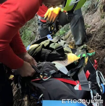 ▲▼台中和平區桃山步道一名58歲女山友下山時不慎滑落約50公尺邊坡受傷。（圖／記者李陳信得翻攝）