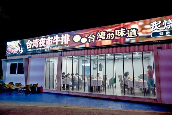 ▲中國福建出現山寨「福州士林夜市」，號稱複製台灣小吃與遊樂設施引發熱議。（圖／翻攝自微博）
