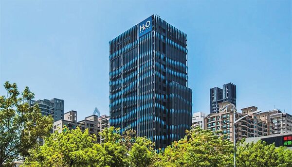 張俊傑被安排入住高雄市鼓山區五星級的H₂O水京棧國際酒店（圖），享受視野極佳的無邊際泳池及池畔酒吧。（翻攝H₂O Hotel水京棧國際酒店臉書）	