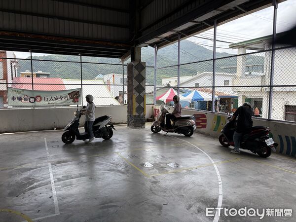 ▲台東監理站於太麻里鄉金崙活動中心舉辦機車下鄉考照服務，大武警分局金崙派出所員警到場宣導交通安全，提醒民眾遵守交通規則。（圖／記者楊晨東翻攝）