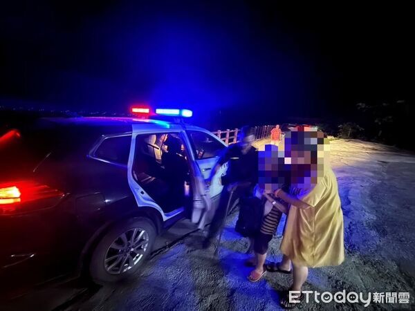▲台東警察分局豐里派出所員警接獲長者未返家通報後，攜手里長及熱心里民展開協尋，最終平安找到長者及電動代步車。（圖／記者楊晨東翻攝）