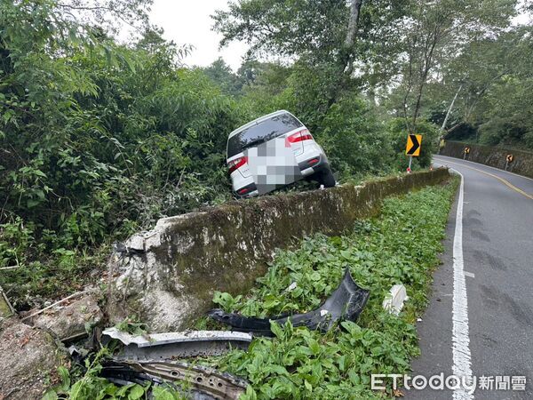▲合歡山公路台14甲線15.8公里處今早發生自小客車自撞事故。（圖／記者高堂堯翻攝）