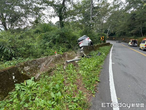 ▲合歡山公路台14甲線15.8公里處今早發生自小客車自撞事故。（圖／記者高堂堯翻攝）