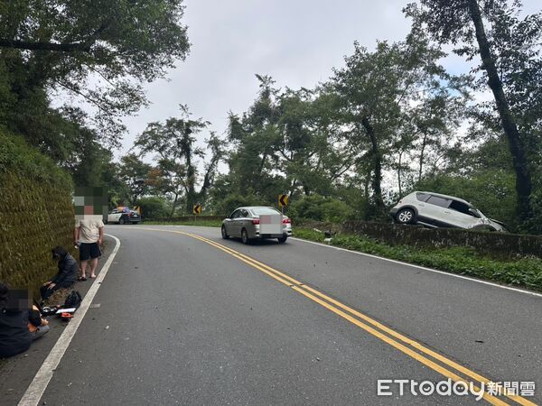 ▲合歡山公路台14甲線15.8公里處今早發生自小客車自撞事故。（圖／記者高堂堯翻攝）