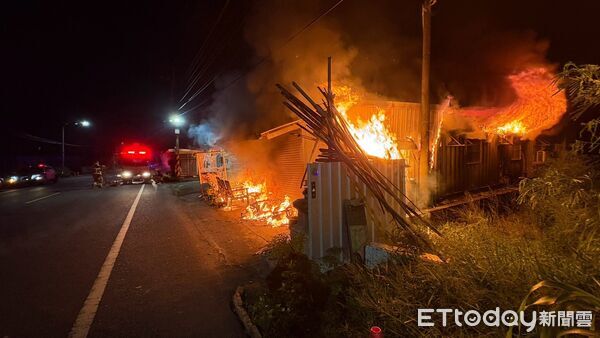 ▲台南市善化區六分里15日清晨發生住宅火警，消防局出動20輛消防車、47名消防人員趕赴搶救。（記者林東良翻攝，下同）