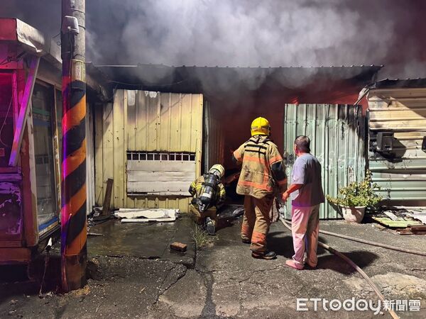 ▲台南市善化區六分里15日清晨發生住宅火警，消防局出動20輛消防車、47名消防人員趕赴搶救。（記者林東良翻攝，下同）