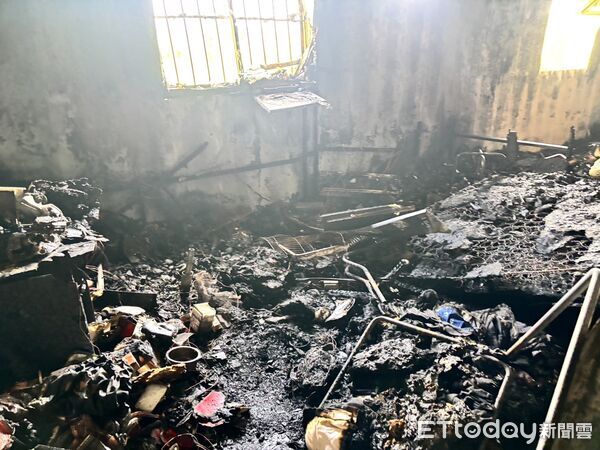 ▲台南市善化區六分里15日清晨發生住宅火警，消防局出動20輛消防車、47名消防人員趕赴搶救。（記者林東良翻攝，下同）