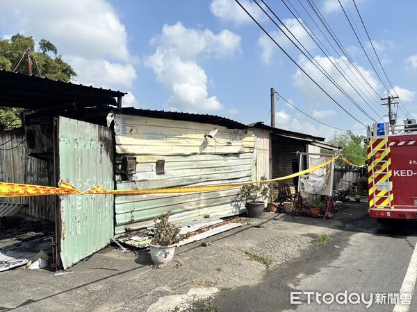 ▲台南市善化區六分里15日清晨發生住宅火警，消防局出動20輛消防車、47名消防人員趕赴搶救。（記者林東良翻攝，下同）
