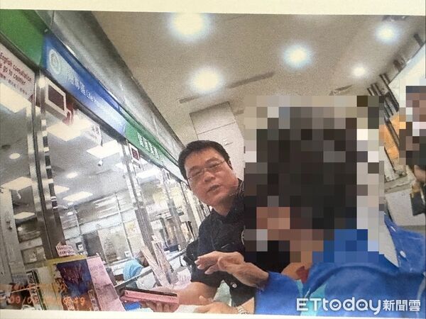 ▲東港警方成功攔阻婦人被騙。（圖／記者陳崑福翻攝）