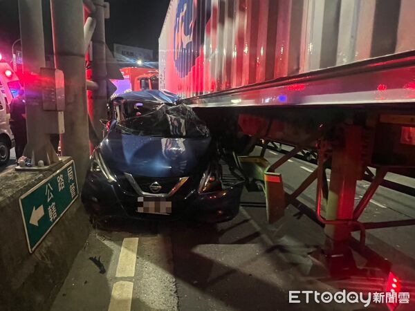 驚險畫面曝！遭右轉貨櫃車擠成「夾心餅」...女駕駛嚇壞腰挫傷