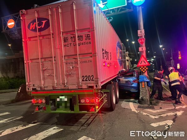 ▲徐男駕駛物流公司貨櫃車在沿城林路準備右轉，卻不慎將張女駕駛的轎車夾成「夾心餅」。（圖／記者陳以昇翻攝）