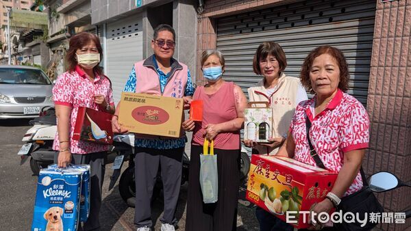 ▲台南市勞工局攜手泥水業職業工會、金城獅子會及做工行善團志工，兵分4路為弱勢家庭送上中秋物資。（記者林東良翻攝，下同）