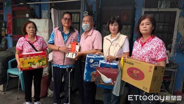 ▲台南市勞工局攜手泥水業職業工會、金城獅子會及做工行善團志工，兵分4路為弱勢家庭送上中秋物資。（記者林東良翻攝，下同）