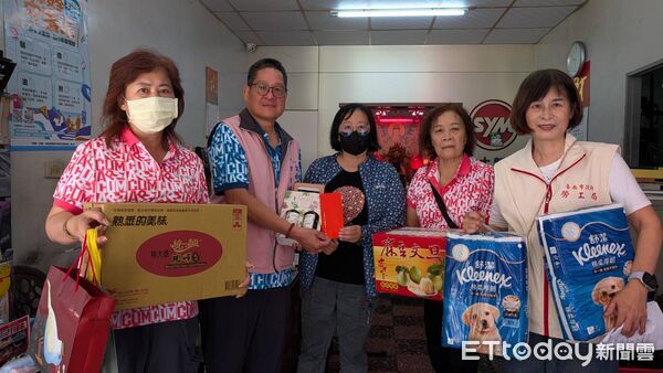 ▲台南市勞工局攜手泥水業職業工會、金城獅子會及做工行善團志工，兵分4路為弱勢家庭送上中秋物資。（記者林東良翻攝，下同）