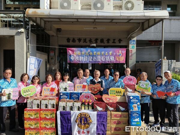 ▲台南市勞工局攜手泥水業職業工會、金城獅子會及做工行善團志工，兵分4路為弱勢家庭送上中秋物資。（記者林東良翻攝，下同）