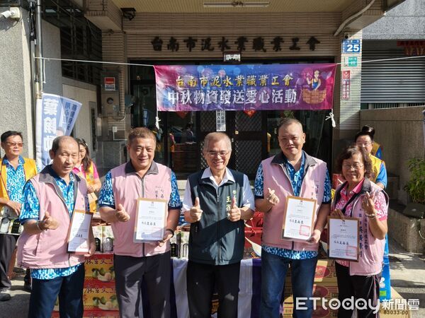 ▲台南市勞工局攜手泥水業職業工會、金城獅子會及做工行善團志工，兵分4路為弱勢家庭送上中秋物資。（記者林東良翻攝，下同）