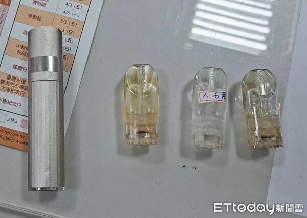 ▲▼巡警循線追緝到，但莊女拒檢遭員警破窗拉下壓制，並在車內查獲毒品依托咪酯菸彈。（圖／桃園警分局提供）