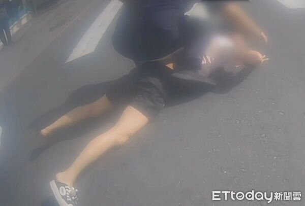 ▲▼巡警循線追緝到，但莊女拒檢遭員警破窗拉下壓制，並在車內查獲毒品依托咪酯菸彈。（圖／桃園警分局提供）