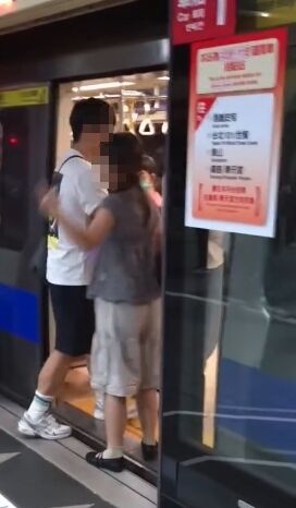 ▲男女在捷運站內因喝飲料與人員爭執。(圖/翻攝Threads)