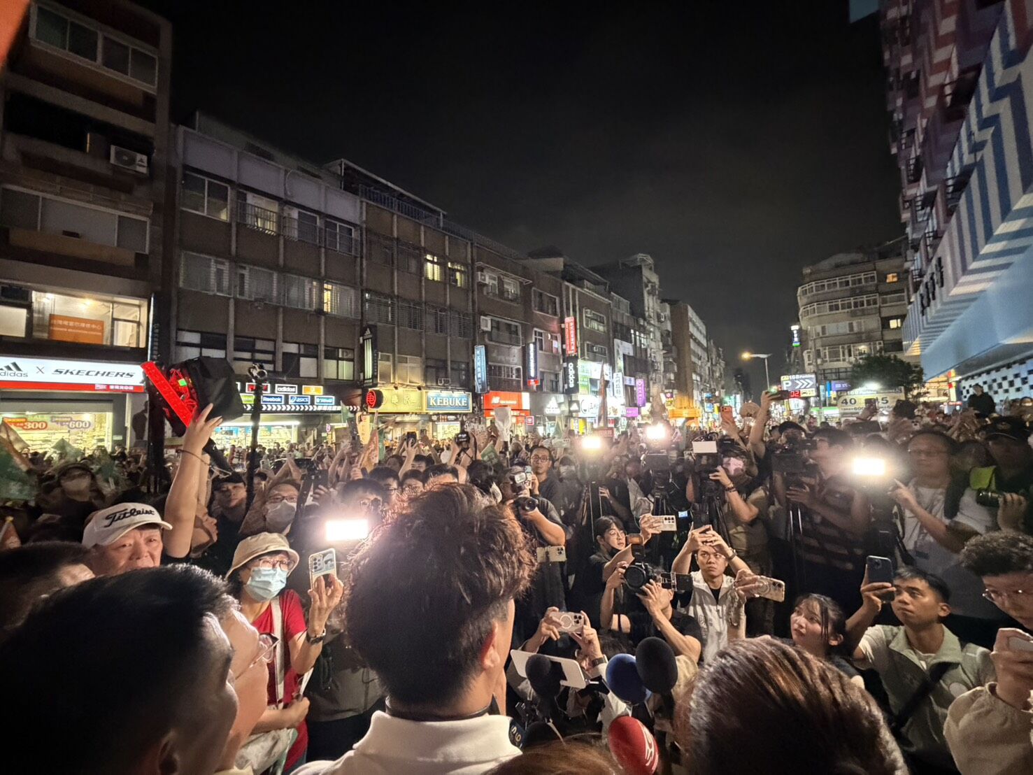 ▲▼民進黨台北市長參選人沈伯洋赴公館商圈掃街拜票，現場湧入洋流。（圖／記者詹詠淇攝）